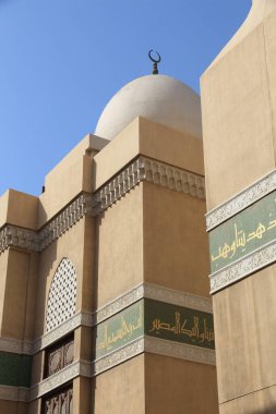 Dubai simgesi. Bur Dubai 'deki Ali İbn-i Talib Camii, Birleşik Arap Emirlikleri. Orta Doğu mimarisi.