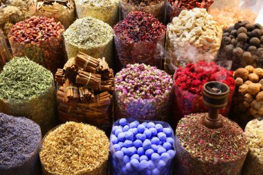 Dubai Baharat Pazarı (Dubai Baharat Çorbası) - renkli bitkiler ve baharatlar seçimi. Turist eğlencesi.