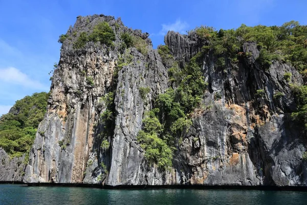 フィリピンの自然 カルスト岩の崖の風景 フィリピンのパラワン島のホッピングツアー — ストック写真