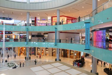 Dubai, BAE - 22 Kasım 2017: alışveriş merkezi Dubai 'de. 500.000 metrekarelik perakende alanıyla dünyanın en büyük alışveriş merkezidir..