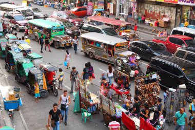 MANILA, PHILIPPINES - 25 Kasım 2017: insanlar Manila, Filipinler 'de yoğun trafikte araba kullanırlar. Metro Manila, 24 milyon insanın yaşadığı dünyanın en büyük kentsel alanlarından biri..