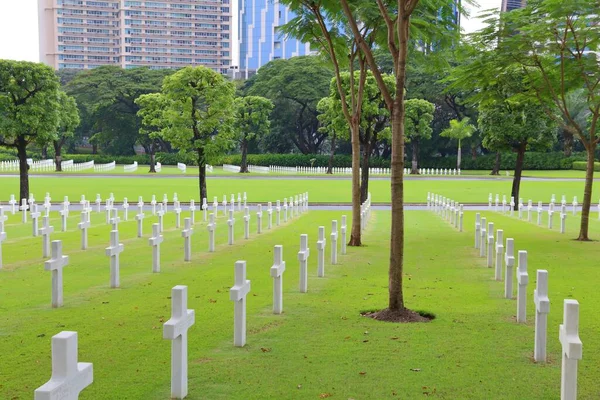 马尼拉 Philippines 2017年12月8日 马尼拉全球城市博尼法乔 Bonifacio Global City 美国坟场 菲律宾大马尼拉塔格格格 二战时期的一万七千二百零六名士兵葬在这里 — 图库照片