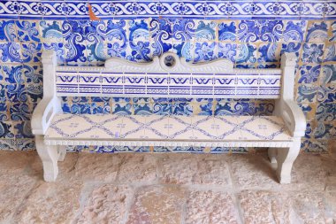 Portekiz 'de mavi azulejo fayansları. Porches, Algarve 'de geleneksel Portekiz dekorasyonu.