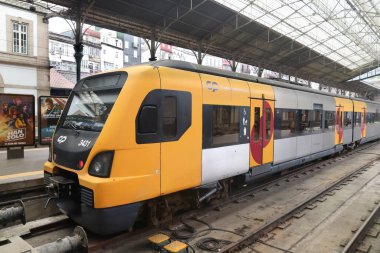 PORTO, PORTUGAL - 24 Mayıs 2018: Porto Sao Bento istasyonundaki Comboios de Portugal yolcu treni. Comboios de Portugal, Portekiz 'de yolcu trenleri işleten bir devlet şirketidir..