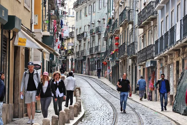 Lisboa Portugal Junho 2018 Pessoas Visitam Distrito Mouraria Bairro Mouro — Fotografia de Stock