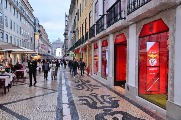 Лисбон Португаль Июня 2018 Года Вечером Лиссабоне Люди Посещают Торговую — стоковое фото