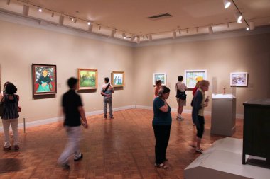 Chicago, ABD - 28 Haziran 2013: Chicago 'nun ünlü sanat enstitüsünde ziyaretçiler sanata hayrandır. 1 milyon metrekarelik bir alana sahip ABD 'deki en büyük ikinci sanat müzesidir..