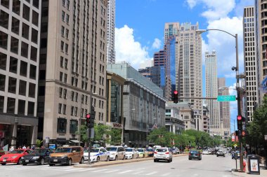 Chicago, ABD - 28 Haziran 2013 İnsanlar Chicago 'da Michigan Bulvarı boyunca araba kullanıyor. Chicago, 2,7 milyon nüfusuyla ABD 'nin en kalabalık 3. kentidir (kentsel alanı 8,7 milyon kişi).).