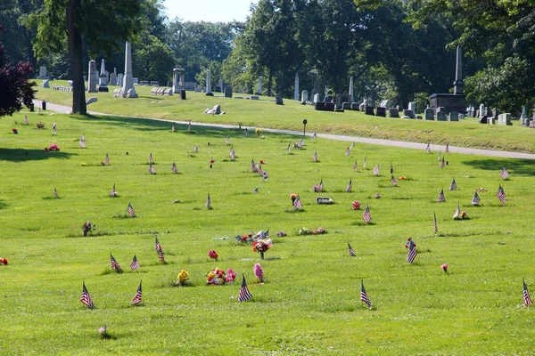 Allegheny Cemetery Pittsburgh Pennsylvania Verenigde Staten Kleine Amerikaanse Vlaggen Bij — Stockfoto