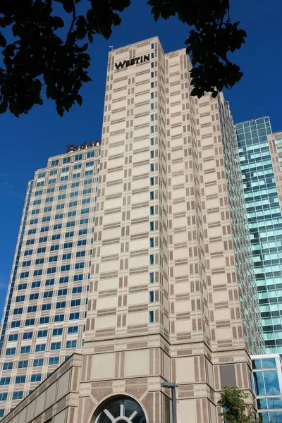 30 Haziran 2013, Pittsburgh 'daki Westin Otel' in dış görüntüsü. 2013 yılı itibariyle Westin yaklaşık 200 otel işletiyordu. Starwood Otel ve Resorts Worldwide 'ın bir parçasıdır..