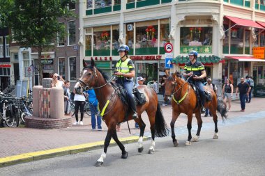 AMSTERDAM, NETHERLANDS - 10 HAZİRAN 2017: Polis (Politie) Hollanda 'da 63 binden fazla kişiye iş veriyor.