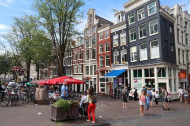 AMSTERDAM, NETHERLANDS - 10 Temmuz 2017: İnsanlar Hollanda, Amsterdam 'daki Oudezijds Voorburgwal' ı ziyaret ediyor. Amsterdam Hollanda 'nın başkentidir..