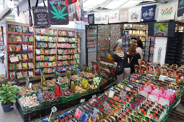 AMSTERDAM, NETHERLANDS - 8 Temmuz 2017: İnsanlar Hollanda, Amsterdam 'daki çiçek pazarını (Bloemenmarkt) ziyaret ediyor. Bloemenmarkt, Singel Kanalı 'nda yüzen ünlü çiçek pazarıdır..