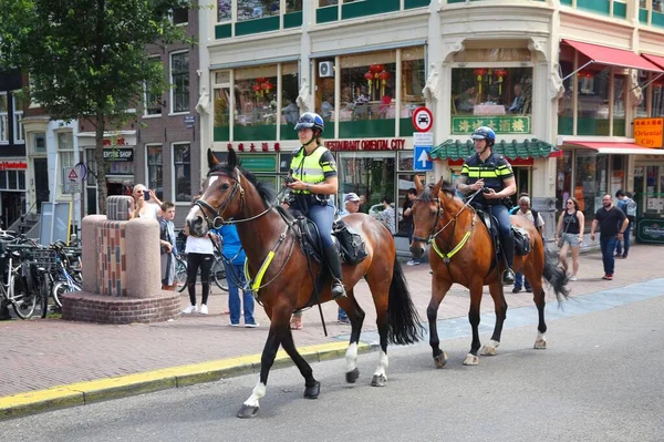 AMSTERDAM, NETHERLANDS - 10 HAZİRAN 2017: Polis (Politie) Hollanda 'da 63 binden fazla kişiye iş veriyor.