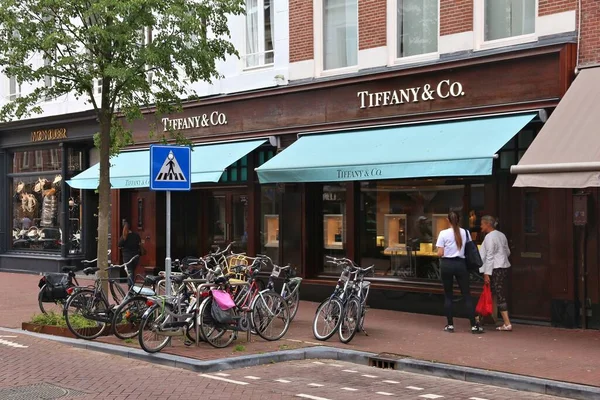 Amsterdam Nederländerna Juli 2017 Människor Besöker Tiffany Modebutik Hooftstraat Amsterdam — Stockfoto