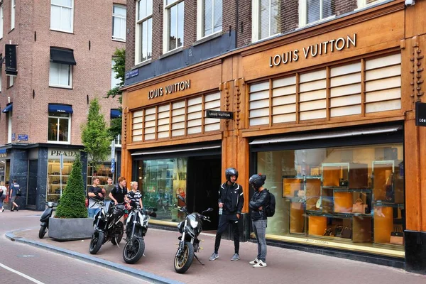 Amsterdam Nederländerna Juli 2017 Folk Besöker Louis Vuittons Modebutik Hooftstraat — Stockfoto