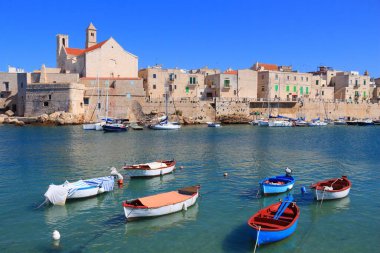 İtalya 'da balıkçılık limanı - Apulia' da Giovinazzo kasabası.