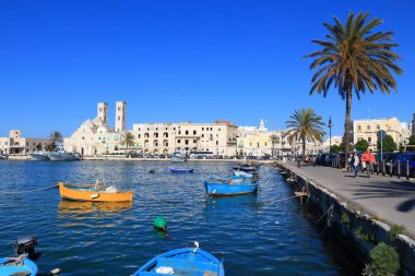 MOLFETTA, İtalya - 28 Mayıs 2017: İnsanlar Apulia bölgesindeki Molfetta İtalyan kasabasını ziyaret ediyor. Yıllık 50 milyon ziyaretçiyle İtalya, en çok ziyaret edilen ülkelerden biri oldu..
