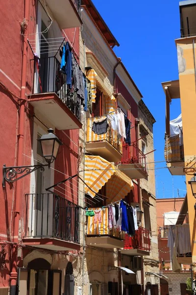 意大利小镇 意大利巴里 色彩艳丽的地中海建筑 有烘干的洗衣房 — 图库照片