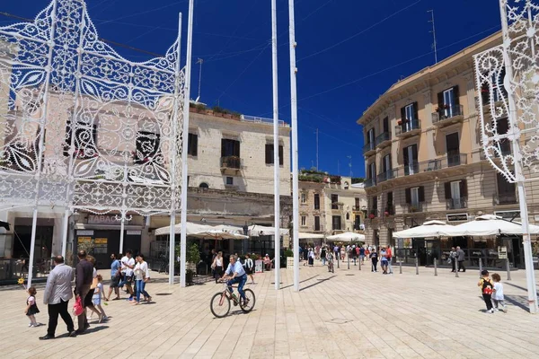 BARI, İtalya - 28 Mayıs 2017: İnsanlar Bari, İtalya 'daki Eski Şehir' i ziyaret ediyor. Bari, Apulia bölgesinin başkentidir. 326,799 nüfusu var..