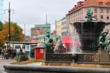 GOTHENBURG, SWEDEN - 27 Ağustos 2018: İnsanlar İsveç 'in Göteborg kentindeki Haga ilçesindeki Jarntorget Meydanı' nı ziyaret ediyorlar. Göteborg İsveç 'in en büyük ikinci şehridir..