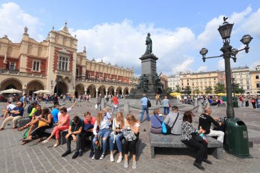 KRAKOW, POLAND - 28 AĞUSTOS 2018: İnsanlar Polonya 'nın Krakow kentindeki Rynek Parlak Meydanı' nı ziyaret ediyor. Krakow Tarihi Merkezi UNESCO 'nun Dünya Mirasları Alanıdır..