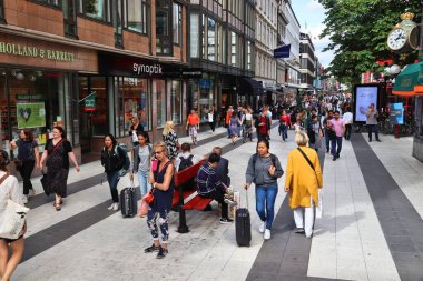 STOCKHOLM, SWEDEN - 23 Ağustos 2018: İnsanlar Norrmalm, Stockholm, İsveç 'teki Drottninggatan alışveriş caddesini ziyaret ediyor. Stockholm, İsveç 'in başkenti ve en kalabalık bölgesidir..