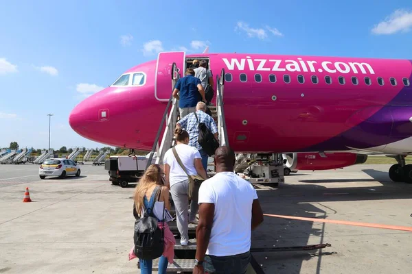 Katowice Polen August 2018 Passagiers Stappen Laaggeprijsde Luchtvaartmaatschappij Wizz Air — Stockfoto