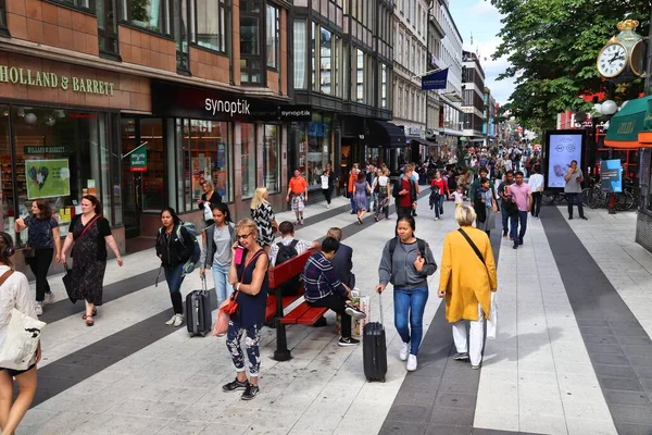 Stockholm Sverige August 2018 Folk Besøger Drottninggatan Shoppinggade Norrmalm Distrikt - Stock-foto