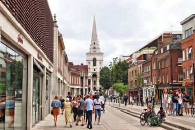 Londra, İngiltere - 13 Temmuz 2019: İnsanlar Shoreditch bölgesini ziyaret ediyor. Londra, 2011 yılında 9,787,426 kişi ile İngiltere 'nin en kalabalık şehri ve metropoliten alanıdır..