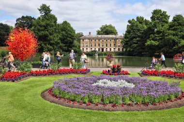 KEW, UK - 15 Temmuz 2019: İnsanlar Büyük Londra 'daki Kew Gardens' ı ziyaret ediyor. Kraliyet Botanik Bahçeleri UNESCO Dünya Mirası Alanı olarak belirlendi.