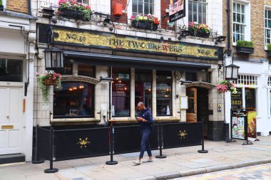 Londra - 14 Temmuz 2019 İnsanlar Soho, Londra 'daki The Two Brewers barını ziyaret ediyor. Tipik bir Londra barı. Londra 'da 7000' den fazla bar var..