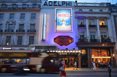 Londra, İngiltere - 12 Temmuz 2019: Adelphi Tiyatrosu, İngiltere. Londra 'nın batı yakası tiyatrolarından biri. 2013 'te West End tiyatroları 14.5 milyon bilet sattı..