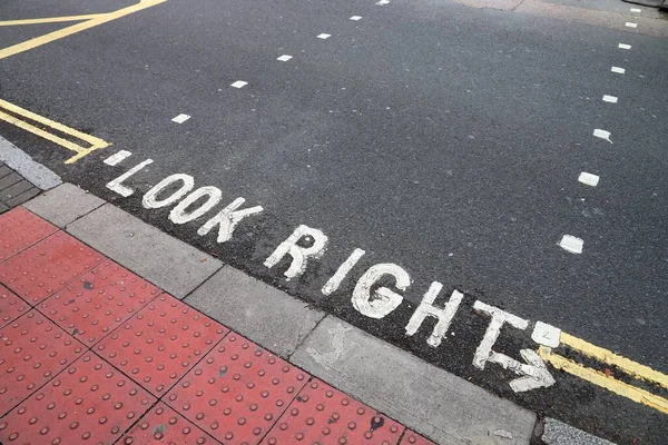 ロンドンの歩行者標識 右横断歩道を見てください 交通警告 — ストック写真