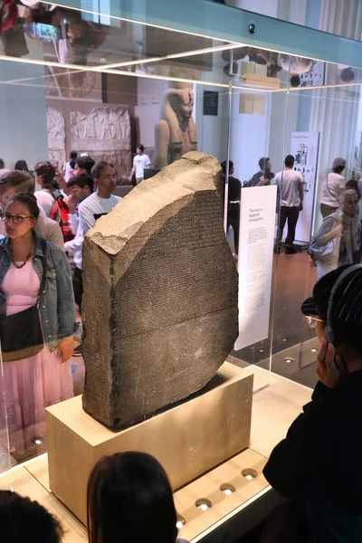 Londra Luglio 2019 Gente Visita Rosetta Stone British Museum Londra — Foto Stock