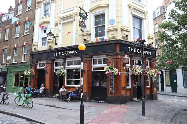 2019年7月14日 人们参观伦敦索霍区的皇家酒吧 这是典型的伦敦酒吧 伦敦有七千多家酒馆 — 图库照片