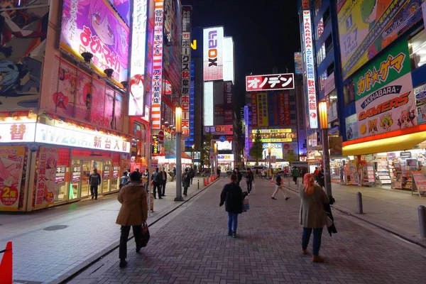 2016年12月1日 人们步行在日本东京秋叶原地区 秋叶原地区被称为 电城地区 它以电器商店和燕麦文化而闻名 — 图库照片