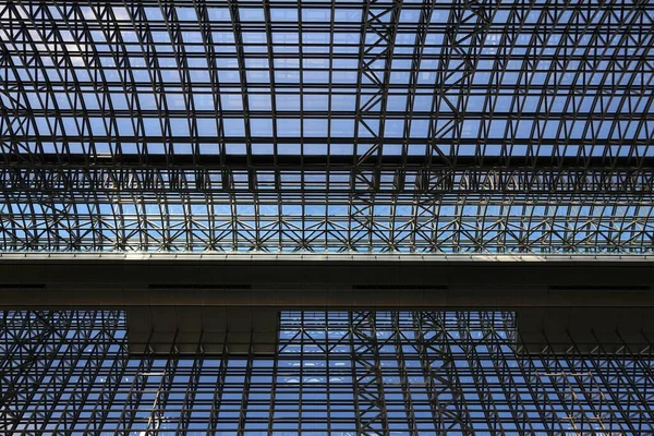 京都府京都市 2016年11月28日京都駅のガラス屋根 日本で2番目に大きな駅ビルです 現在の建物であるが 明治10年 1877年 からここに駅がある — ストック写真