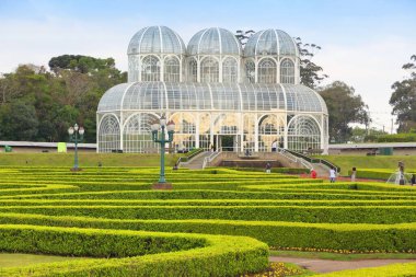 Brezilya, Curitiba Botanik Bahçesi. Gün batımında sera.