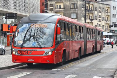 CURITIBA, BRAZIL - 7 Ekim 2014: İnsanlar Curitiba, Brezilya 'da Neobus şehir otobüsüne biniyor. Curitiba 'nın otobüs sistemi verimliliğiyle dünyaca ünlüdür. 1974 'te kurulan şirket, günlük 2.3 milyon turla hizmet veriyor..