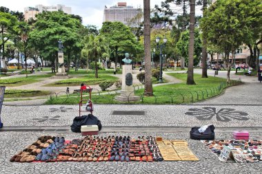 CURITIBA, BRAZIL - 7 Ekim 2014: Yerel pazar el yapımı ayakkabılar Curitiba, Brezilya şehir merkezinde. Curitiba, 1.76 milyon nüfusuyla Brezilya 'nın en kalabalık 8. şehridir..