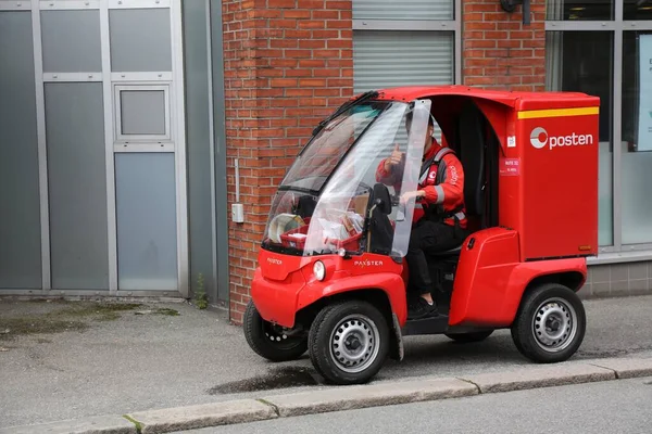 Haugesund Noruega Julio 2020 Mailman Trabaja Ruta Vehículo Paxster Eléctrico —  Fotos de Stock