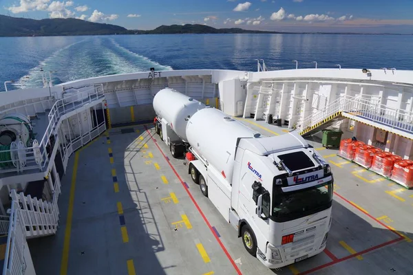 Bjornafjord Noruega Julho 2020 Caminhão Cisterna Transportado Num Ferry Boat — Fotografia de Stock