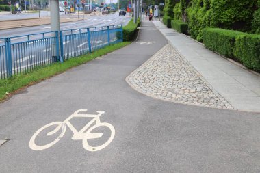 Wroclaw, Polonya 'da bisiklet yolu. Ulaşım altyapısı döngüsü.