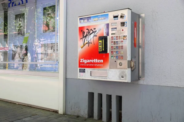 ドイツのエルランゲン 2018年5月6日 ドイツのエルランゲンにあるタバコ自動販売機 機械はドイツで普及している お客様のIdをスキャンして年齢確認を行います — ストック写真