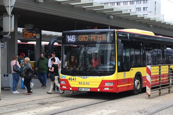 Wroclaw Polónia Maio 2018 Pessoas Embarcam Ônibus Urbano Transporte Público — Fotografia de Stock