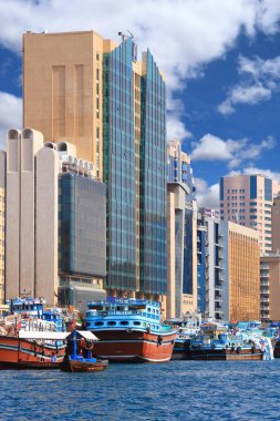 DUBAI, BAE - 9 Aralık 2017: Dhow ahşap kargo gemileri BAE 'deki Dubai Creek limanına demirlediler. Dubai, BAE 'nin en kalabalık şehri ve büyük bir küresel şehirdir..