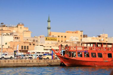 DUBAI, BAE - 9 Aralık 2017 Deira bölgesindeki Dubai Creek limanına demirlemiş ahşap gemi. Dubai, BAE 'nin en kalabalık şehri ve büyük bir küresel şehirdir..