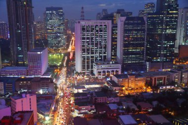 MANILA, PHILIPPINES - 7 Aralık 2017: Poblacion Makati, Filipinler 'de tipik trafik sıkışıklığı. Metro Manila, 24 milyon insanın yaşadığı dünyanın en büyük kentsel alanlarından biri..