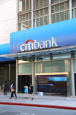 MANILA, PHILIPPINES - 28 Kasım 2017: İnsanlar Manila, Filipinler 'deki Citibank şubesinin önünden geçiyor. Banka Amerikan yatırım grubu Citigroup 'un bir parçası..
